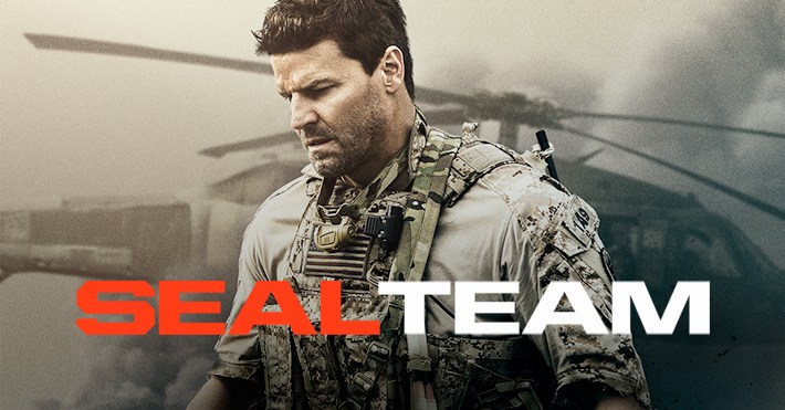 Poster zur Action-Serie SEAL Team: Ein schwer bewaffneter Soldat (David Boreanaz) in Tarnkleidung vor einem Milit�rhelikopter, mit ernster Miene und dem Serientitel gro� im Vordergrund.